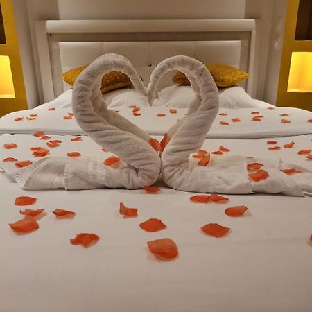 SPA Celyna appartement avec jacuzzi privatif Lyon Extérieur photo