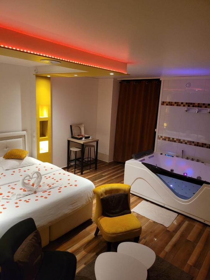 SPA Celyna appartement avec jacuzzi privatif Lyon Extérieur photo