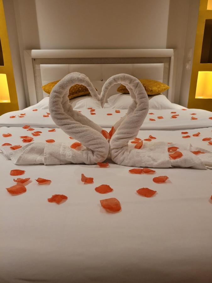 SPA Celyna appartement avec jacuzzi privatif Lyon Extérieur photo